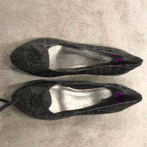 Gray flower toe flats